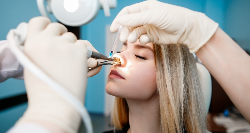 Médico especialista en laringe, nariz y oído